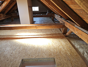 Zateplení stropu rodinného domu pomocí foukané izolace